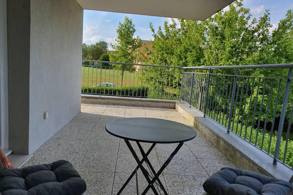 Appartement Contemporain Renove A Neuf Avec Cuisine Equipe - Val De Reuil Val-de-Reuil Kültér fotó