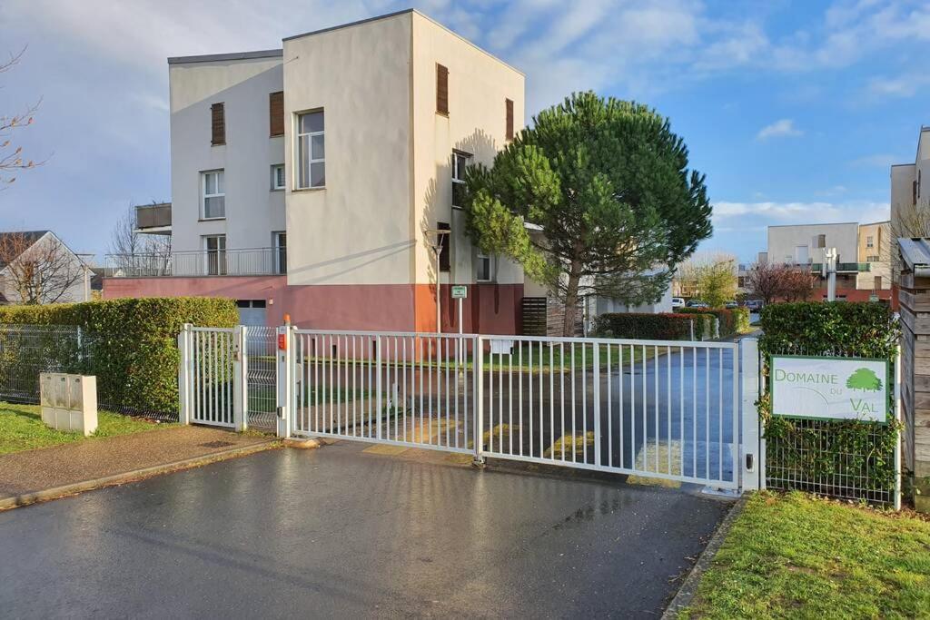 Appartement Contemporain Renove A Neuf Avec Cuisine Equipe - Val De Reuil Val-de-Reuil Kültér fotó